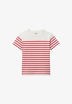 T-shirt blanc à manches courtes avec des rayures rouges horizontales sur le corps et les manches, et un col rond.
