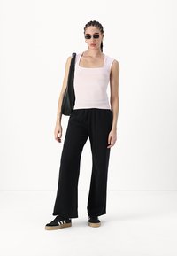 Gina Tricot SOFT TOUCH TIGHT TOP - Majica kratkih rukava s printom - tender touch