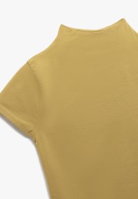 T-shirt a maniche corte, con collo a girocollo, di un colore giallo dorato. Tessuto liscio e leggero con una sottile texture e dettagli di cucitura puliti.