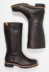 Črne usnjene škornje do kolen z zaobljenim nosom, teksturirano zgornjo površino, šivanim okrasjem in rjavo gumijasto podplatom z vzorcem.