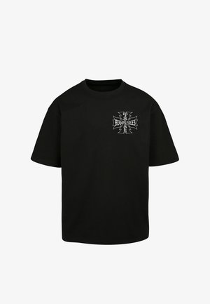 Čierne bavlnené tričko s okrúhlym výstrihom. Na ľavej strane na hrudi má biely grafický dizajn. Krátke rukávy, voľný strih. Bez viditeľných vzorov.