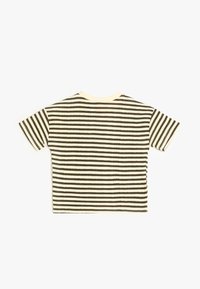Camiseta de manga corta a rayas en beige y negro. Tejido suave con rayas horizontales. Cuello redondo con un ribete de color claro. Diseño limpio y casual.
