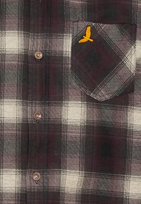 Koszula flanelowa w ciemnym śliwkowym i kremowym kraciastym wzorze, z kieszenią na piersi ozdobioną żółtym haftem oraz miedzianymi guzikami.
