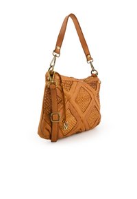 Tasche aus braunem Leder mit geflochtenem Muster, Rautenmuster, verstellbarem Schulterriemen und Hardware in Goldtönen. Mit Reißverschluss oben.