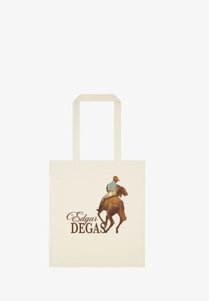 Płócienna torba typu tote z motywem dżokeja jeżdżącego na koniu w brązowych tonacjach, obok którego znajduje się napis "Edgar Degas" w stylizowanym skrypcie i czcionce szeryfowej.