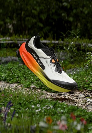 Altra, OLYMPUS 7 - Обувки за бягане по пресечен терен - white/white/black