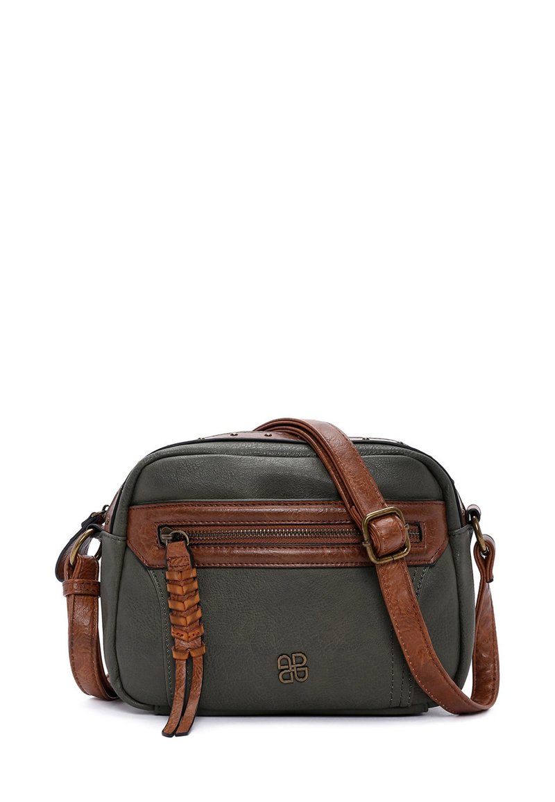 Sac bandoulière en cuir vert avec des accents marron, poche zippée, détail tressé et bandoulière réglable. Forme rectangulaire compacte.