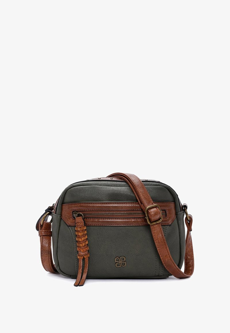 Borsa a tracolla in pelle verde con accenti marroni, tasca con zip, dettaglio intrecciato e tracolla regolabile. Forma rettangolare compatta.