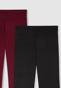 Dwie pary jednoczęściowych legginsów: jedna w głębokiej burgundzie, a druga w czarnym kolorze. Obie mają szeroki, elastyczny pas oraz gładką fakturę materiału.