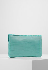 Clutch rectangular turquesa hecho de un tejido texturizado con un acabado suave. Presenta un ribete de cuentas a lo largo del borde superior.