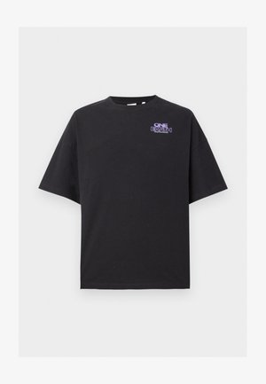 Juodas medvilnės marškinėliai su trumpomis rankovėmis. Priekyje užrašytas violetinis "VIENA ŽEMĖ" grafikas. Apvalus kaklo apipavidalinimas.