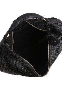 Sac à main en cuir tressé noir avec fermeture éclair et quincaillerie dorée. Intérieur doublé de tissu noir avec une poche zippée.