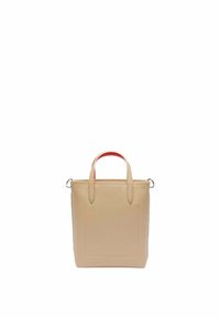 Sac fourre-tout en cuir beige avec deux anses, intérieur rouge et une forme rectangulaire élégante. Comprend une poche avant subtilement gaufrée.