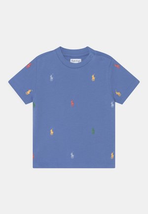 Niebieska koszulka niemowlęca z krótkim rękawem z wielokolorowymi haftowanymi logo koników oraz zatrzaskami na jednym ramieniu dla łatwego ubierania.