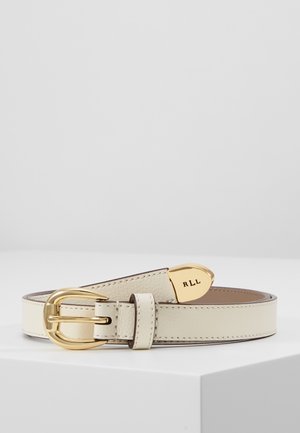 Kremowy skórzany pasek ze złotą klamrą i końcówką, z wygrawerowanymi inicjałami "RLL", przedstawiony zwinięty na białej powierzchni.