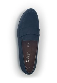 Scarpa slip-on in suede blu navy con suola piatta, punta tonda e una fascia decorativa sulla parte anteriore. L'interno presenta un'imbottitura perforata.