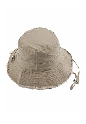 Sombrero tipo bucket beige de ala ancha con correa ajustable para la barbilla y detalle de borde deshilachado en el ala.