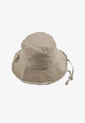 Sombrero tipo bucket beige de ala ancha con correa ajustable para la barbilla y detalle de borde deshilachado en el ala.