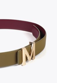 Olivi vihreä nahkavyö, jossa on burgundin värinen sisus ja kullanvärinen "M" solki, jolla on sileä pinta ja tyylikäs muotoilu.
