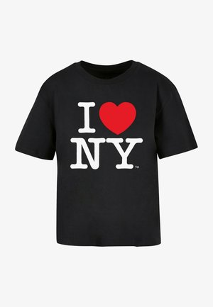 Mustast puuvillasest T-särgi esikülg, millel on valged plokktähed "I" ja "NY" ning punase südame kujutis, ümara kaeluse ja lühikeste varrukatega.