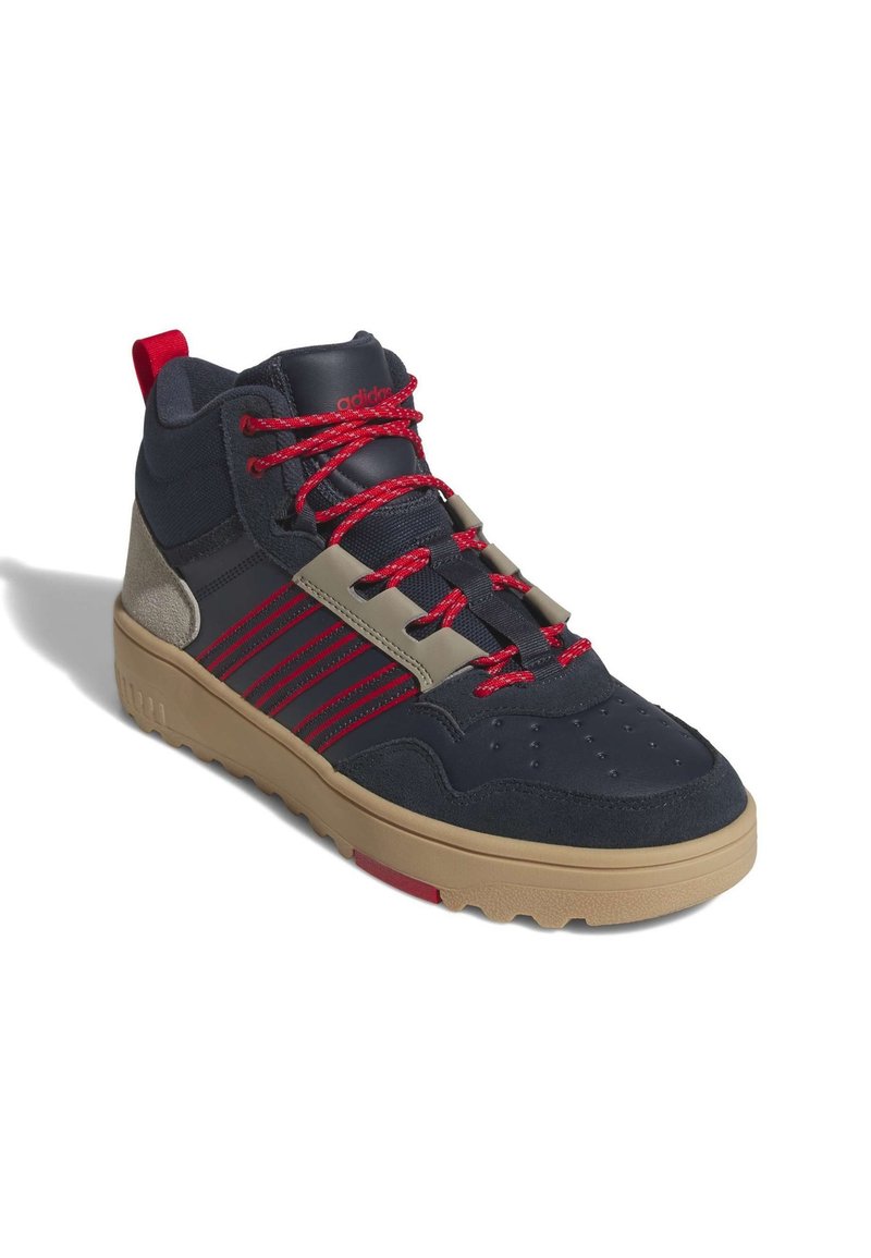 Marineblå højtop sneakers med røde snørebånd, tan sål og grå detaljer. Har perforeringer på tåen og stribet detalje på siden.