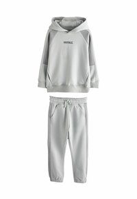 Szary hoodie z kieszenią na froncie i logo, w komplecie z pasującymi spodniami dresowymi z elastycznym pasem i bocznymi kieszeniami.
