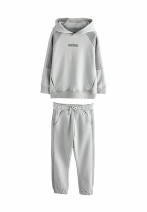 Szary hoodie z kieszenią na froncie i logo, w komplecie z pasującymi spodniami dresowymi z elastycznym pasem i bocznymi kieszeniami.