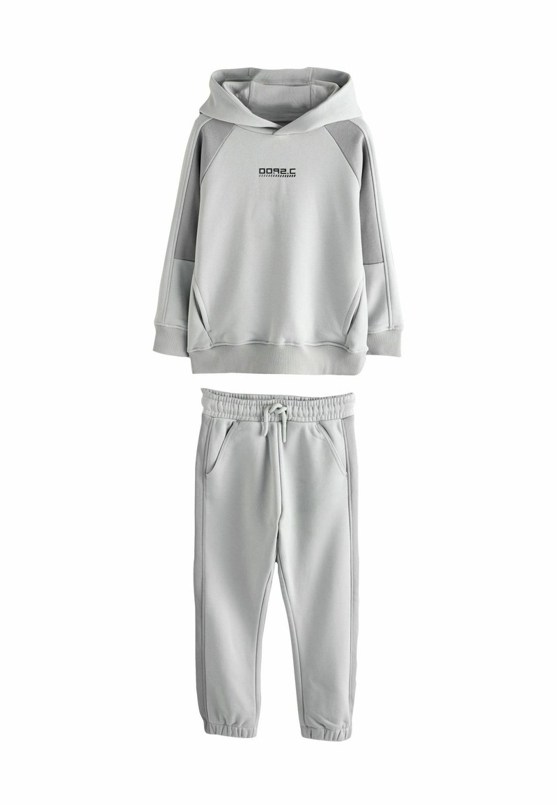 Szary hoodie z kieszenią na froncie i logo, w komplecie z pasującymi spodniami dresowymi z elastycznym pasem i bocznymi kieszeniami.
