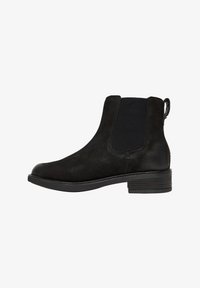 Bota Chelsea de ante negro con panel elástico lateral, tira para tirar en el talón, tacón bajo apilado y punta redondeada.