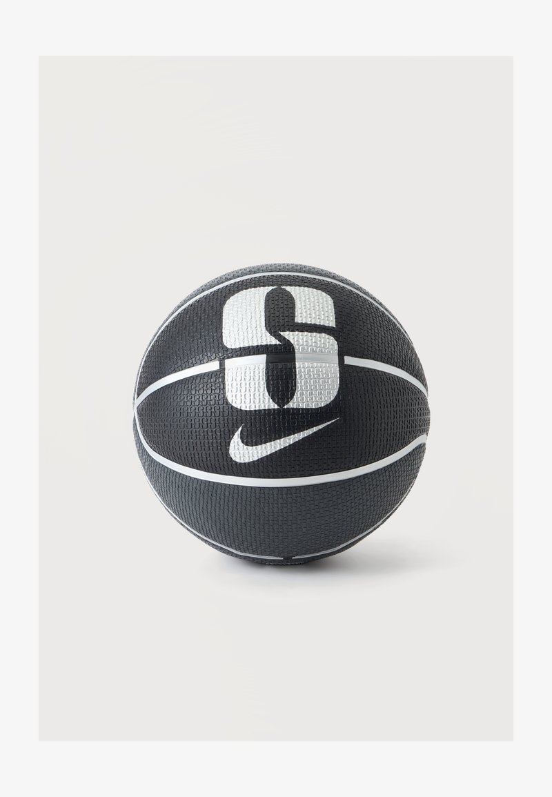 Черно-бял баскетбол с голям номер 6 и лого Nike swoosh на текстурираната повърхност на обикновен фон.