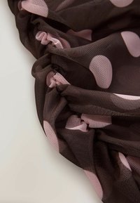 RUCHED SIDE LONG SLEEVE   - REGULAR FIT - Maglietta a manica lunga - chocolate brown pink polka dot