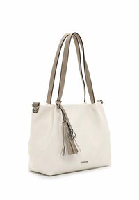 Sac fourre-tout en simili cuir blanc avec deux anses beiges, un accent en métal argenté et un détail de pompon décoratif. Texture lisse dans l'ensemble.