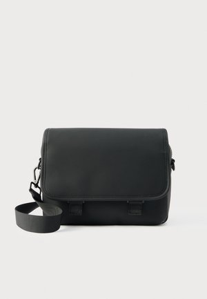 Borsa a tracolla nera in materiale testurizzato. Presenta una chiusura a patta, tracolla regolabile e dettagli frontali con accenti in metallo.