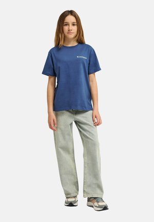 Granatowy bawełniany t-shirt z krótkimi rękawami i okrągłym dekoltem, z nadrukowanym logo. W połączeniu z jasnymi zielonymi, luźnymi dżinsami i trampkami.