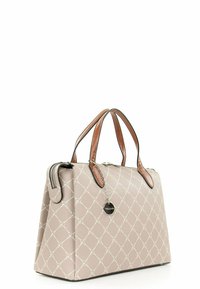 Béžová kabelka s diamantovým vzorem, hnědými koženými uchy, stříbrným zipem a kovovým štítkem. Strukturovaný design s hladkým povrchem.