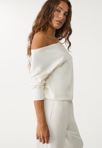 Stradivarius SOFT-TOUCH EXPOSED SHOULDER - Mikina - white
