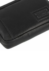 Schwarze Lederbörse mit strukturierter Oberfläche, rechteckiger Form und einem genähten Logo-Patch. Verfügt über eine glatte Oberfläche und abgerundete Kanten.