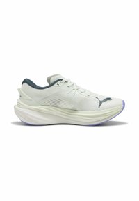 Lichte hardloopschoenen met een ademend wit mesh bovenwerk, donker groene accenten en een dikke, gebogen zool met paarse loopdetails.