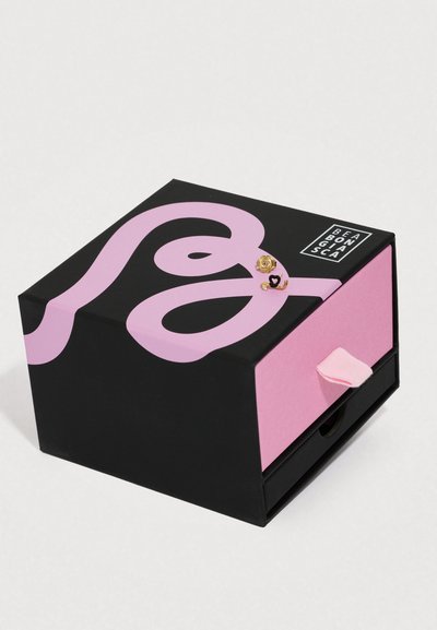 Cutie neagră cu un design roz în formă de spirale, având un mâner de sertar roz. Accente notabile de accesorii aurii cu motive florale și inimioare.