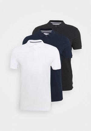 Três camisetas tipo polo em branco, azul marinho e preto. Feitas de algodão, com mangas curtas, golas de botão de três partes e colarinho.
