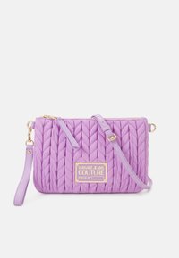 Borsa a tracolla in tessuto trapuntato viola con dettagli dorati e tracolla regolabile. Presenta una placca con il logo sul davanti e un design texturizzato e intrecciato.