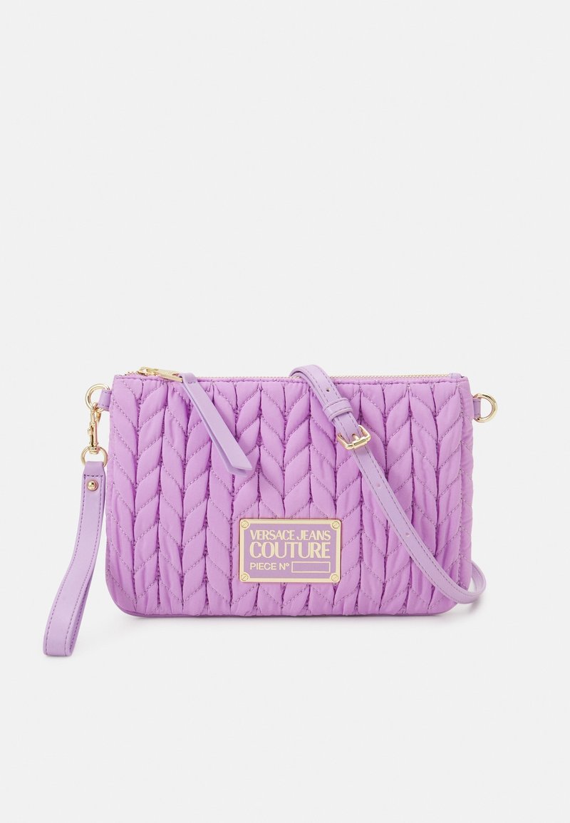 Borsa a tracolla in tessuto trapuntato viola con dettagli dorati e tracolla regolabile. Presenta una placca con il logo sul davanti e un design texturizzato e intrecciato.