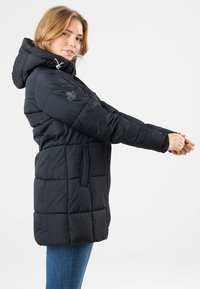 Schwarzer gepolsterter Mantel mit Kapuze, ausgestattet mit einem gesteppten Design, seitlichen Taschen und elastischen Bündchen. Vorderer Verschluss mit Zugbanddetails.