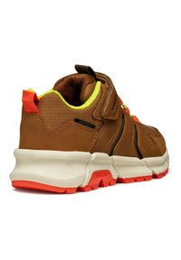 Baskets en cuir brun et maille avec des accents orange, semelle rembourrée et détails noirs ; dotées d'une grande languette à l'arrière pour plus de facilité.