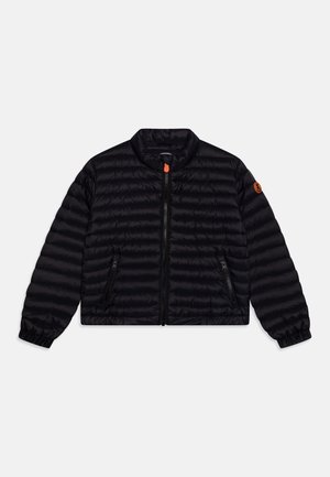 Veste matelassée noire avec fermeture éclair sur le devant, poches latérales zippées, poignets élastiques et petit patch logo circulaire sur la manche gauche.