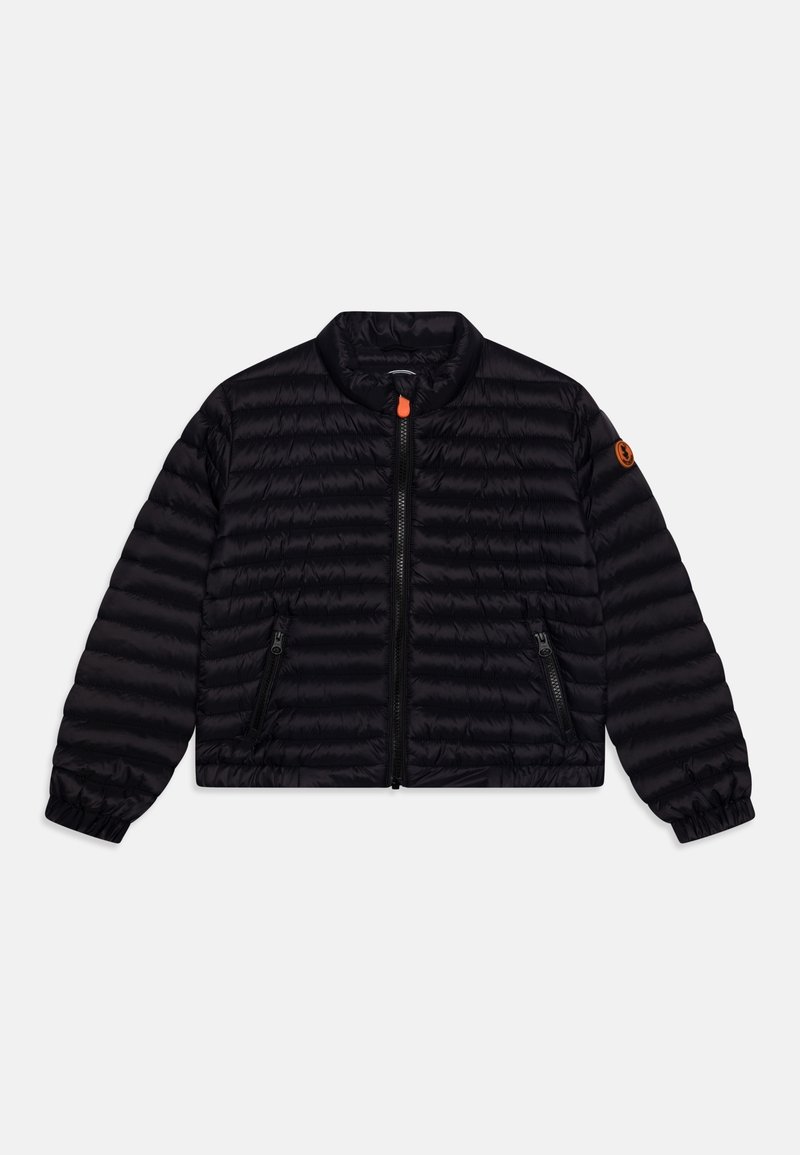 Veste matelassée noire avec fermeture éclair sur le devant, poches latérales zippées, poignets élastiques et petit patch logo circulaire sur la manche gauche.