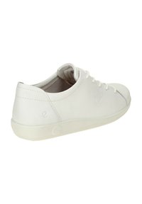 Sneaker in pelle bianca con punta rotonda, lacci e un sottile dettaglio del logo. Presenta una texture liscia e un design semplice con una leggera suola in gomma.