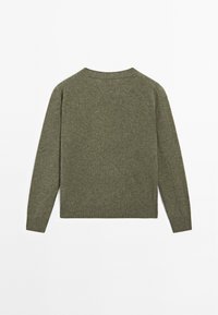 Olivgrön stickad tröja med rund halsringning, långa ärmar och ribbade manschetter och nederkant. Mjuk textur med en slät yta.