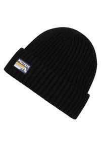 Zwarte gebreide beanie met ribbeltextuur en een opgerolde rand. Voorzien van een rechthoekig label met "PROTEST" en berggraphics in blauw en oranje.