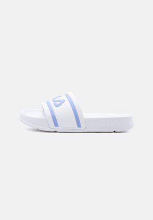 Weiße Riemchensandale mit hellblauen Streifen und eingeprägtem FILA-Logo auf dem Riemen, flache Sohle, Seitenansicht auf einfarbigem Hintergrund.